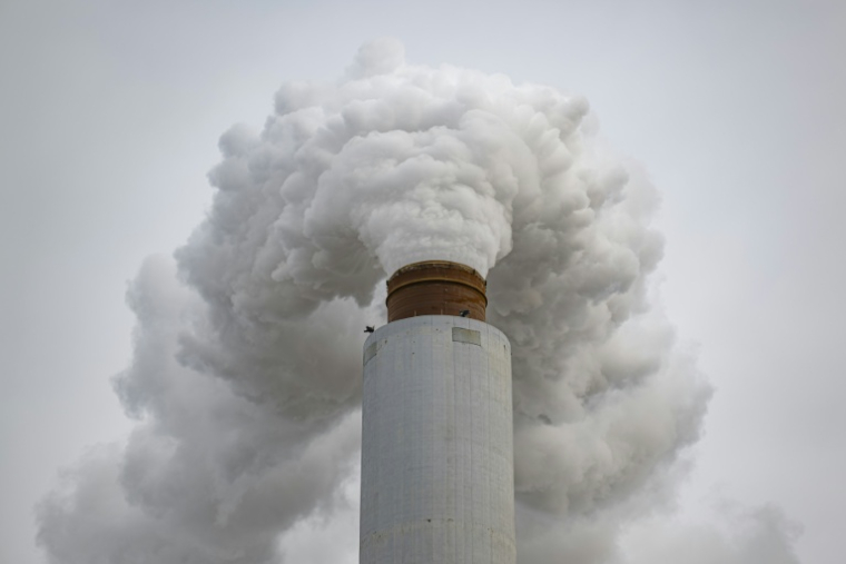 De la fumée s'échappe d'une cheminée dans une centrale à charbon à Ghent, dans le Kentucky, aux Etats-Unis, le 14 février 2026 ( GETTY IMAGES NORTH AMERICA / Jon Cherry )