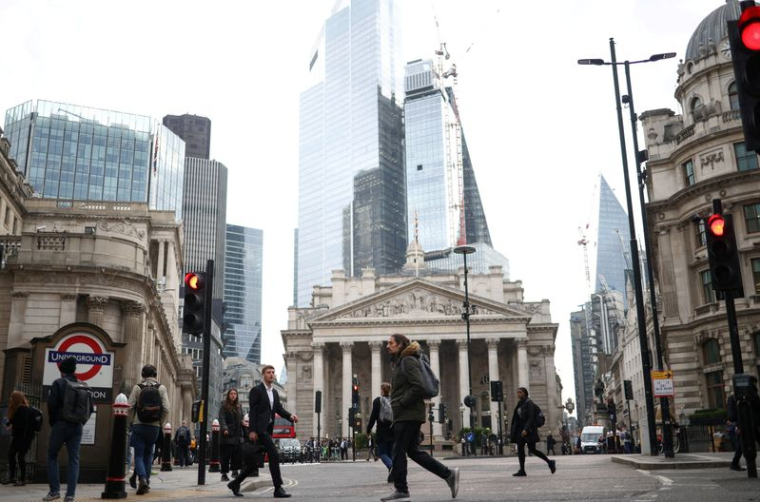 Photo d'archives des gens qui marchent dans le quartier des affaires et de la finance à Londres