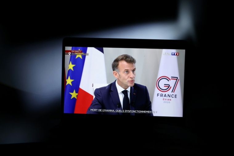 Emmanuel Macron interviewé sur la chaîne TF1 à Évian, le 15 juin 2026 ( AFP / SIMON WOHLFAHRT )