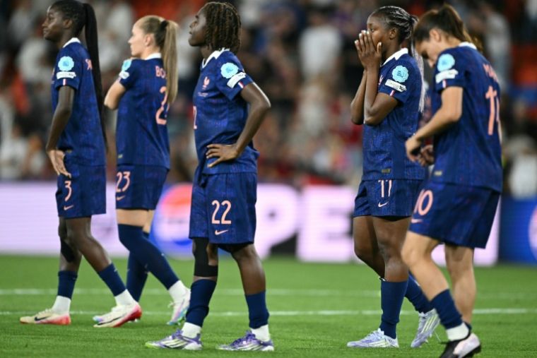 Le désarroi des Françaises, battues en quart de finale de l'Euro par les Allemandes, le 20 juillet 2025 à Bâle ( AFP / SEBASTIEN BOZON )