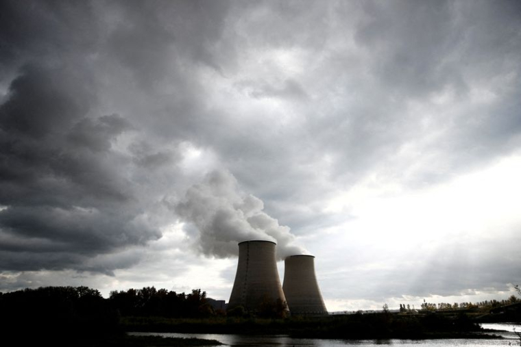 Photo d'archives des tours de refroidissement de la centrale nucléaire d'Électricité de France