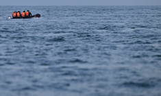 Illustration. Des migrants traversent la Manche à bord d'un bateau pneumatique, à destination de Douvres (sud de l'Angleterre). ( AFP / BEN STANSALL )
