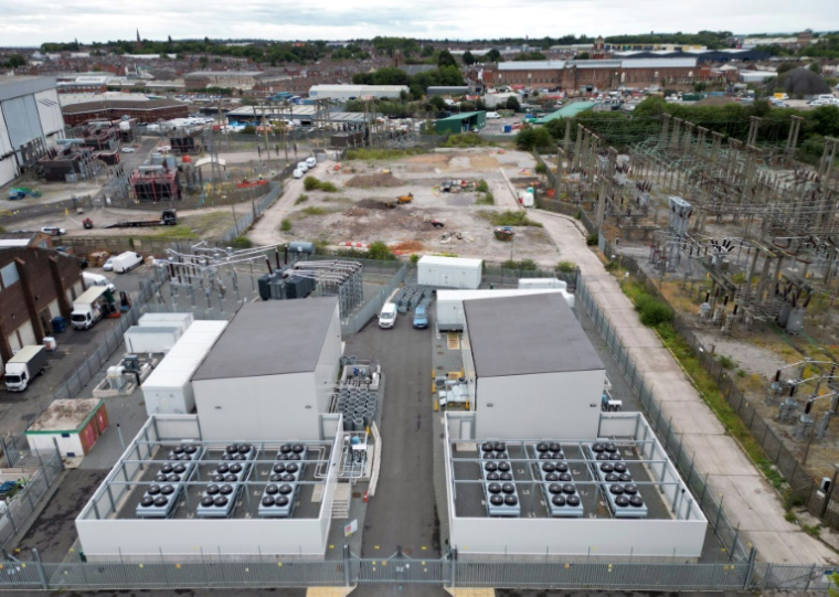 Photo aérienne des bâtiments du "Greener Grid Park" du géant énergétique norvégien Statkraft faisant appel au système du volant d'inertie, le 7 août 2025 à Liverpool ( AFP / Darren Staples )