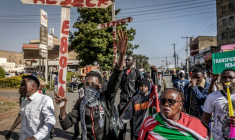 Manifestation contre un centre de quarantaine Ebola construit par les États-Unis sur la base aérienne de Laikipia, à Nanyuki, le 9 juin 2026 ( AFP / Luis TATO )