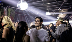 Des clients dansent dans un club souterrain utilisé comme abri anti-bombes à Tel Aviv, le 9 mars 2026 ( AFP / OLYMPIA DE MAISMONT )