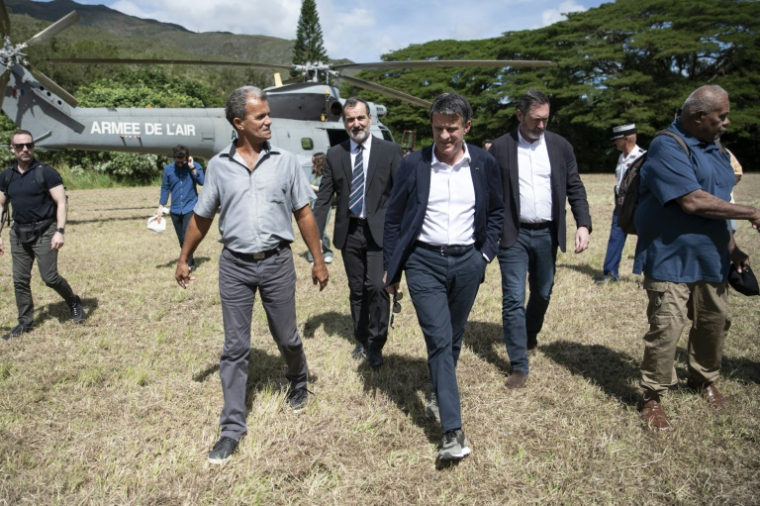 Le ministre des Outre-mer Manuel Valls en visite à Pouembout, en Nouvelle-Calédonie, le 1er mai 2025 ( AFP / DELPHINE MAYEUR )