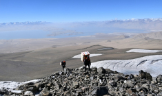 Ascension des membres de la mission scientifique Pamir-Ice-Memory vers le Kon Tchoukourbachi, dans le massif du Pamir, dans l'extrême est du Tadjikistan, le 25 septembre 2025 ( AFP / Prakash MATHEMA )