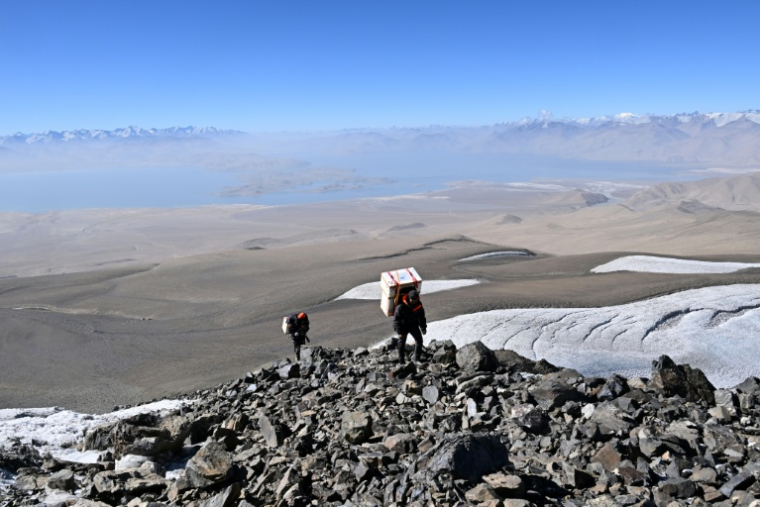 Ascension des membres de la mission scientifique Pamir-Ice-Memory vers le Kon Tchoukourbachi, dans le massif du Pamir, dans l'extrême est du Tadjikistan, le 25 septembre 2025 ( AFP / Prakash MATHEMA )