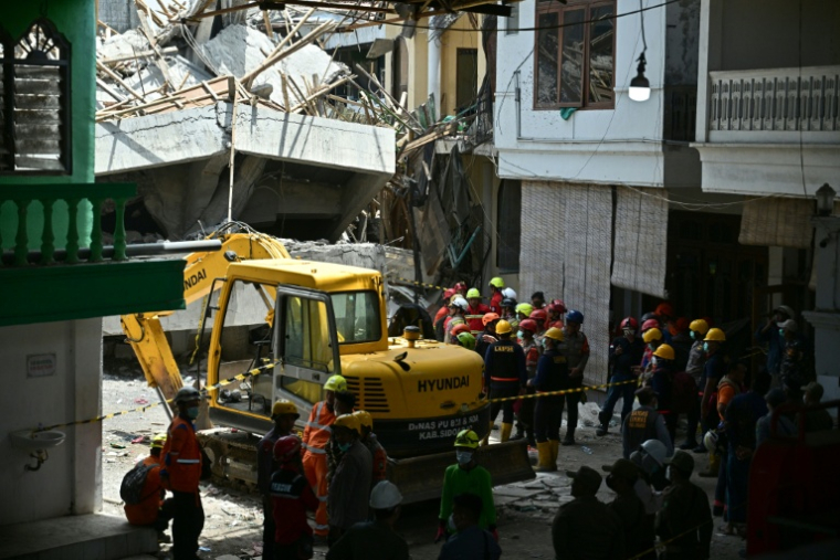 Deux jours après l'effondrement d'une école islamique à Sidoarjo en Indonésie, des secouristes tentent de retrouver des survivants le 1er octobre 2025. ( AFP / Juni KRISWANTO )