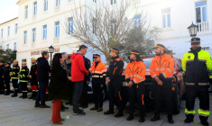 Image fournie par les services du Premier ministre montrant Pedro Sanchez (c) qui salue les équipes d'urgence à San Roque (sud), le 6 février 2026 secourant la population face aux risques d'inondations après de violentes intempéries ( LA MONCLOA / Handout )