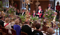 Le roi Charles III prononce un discours aux côtés du président français Emmanuel Macron lors d'un dîner d'Etat au château de Windsor, à l'ouests de Londres, le 8 juillet 2025 ( POOL / Yui Mok )
