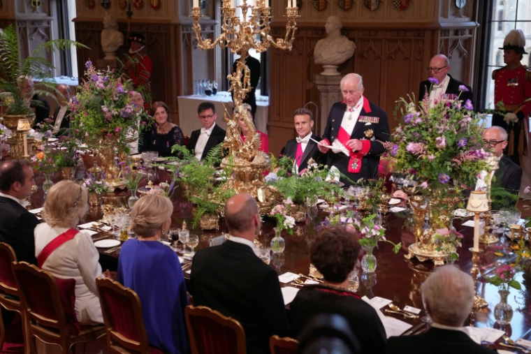 Le roi Charles III prononce un discours aux côtés du président français Emmanuel Macron lors d'un dîner d'Etat au château de Windsor, à l'ouests de Londres, le 8 juillet 2025 ( POOL / Yui Mok )