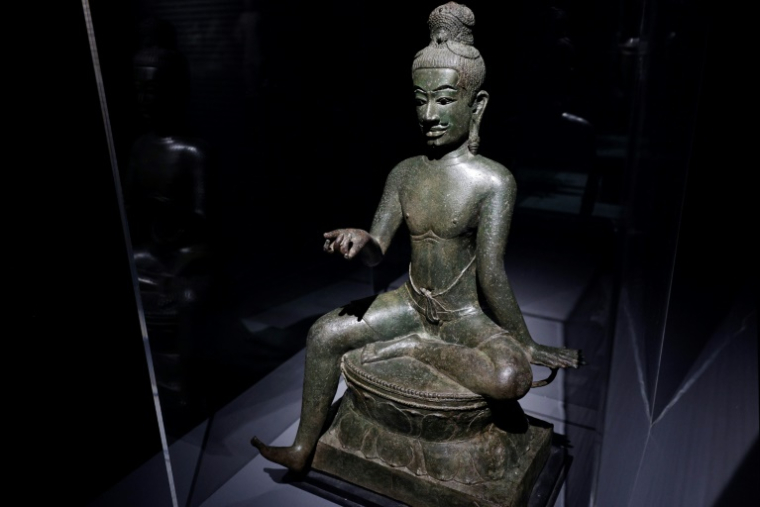 Un Bodhisattva assis présenté dans le cadre de l'exposition "Bronzes royaux d'Angkor" au musée Guimet à Paris, le 28 avril 2025 ( AFP / STEPHANE DE SAKUTIN )