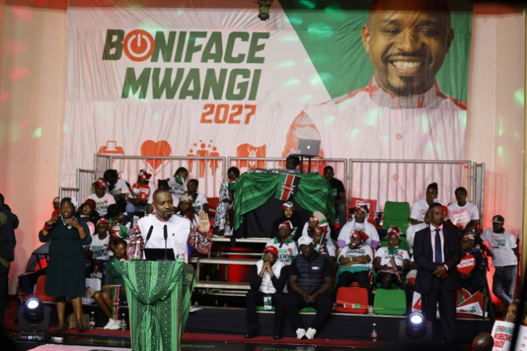 Le militant des droits huamins Boniface Mwangi lors d'une conférence de presse pour annoncer sa candidature à l'élection présidentielle, le 27 août 2025 à Nairobi, au Kenya  ( AFP / SIMON MAINA )