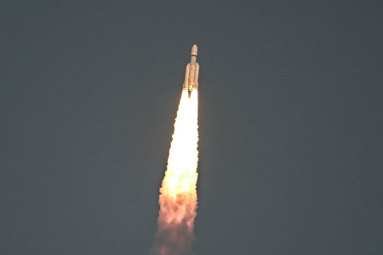 Une fusée LVM3-M5, lancée depuis le centre spatial Satish Dhawan, à Sriharikota, en novembre 2025 (illustration) ( AFP / R. SATISH BABU )
