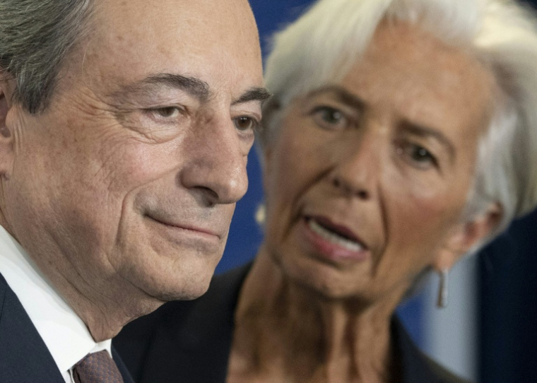 Mario Draghi (g), président sortant de la BCE, et Christine Lagarde qui lui succède, le 28 octobre 2019 à Francfort, en Allemagne ( POOL / Boris Roessler )