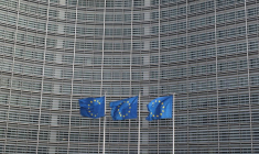 Des drapeaux de l'Union européenne flottent devant le siège de la Commission européenne à Bruxelles