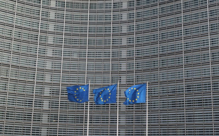 Des drapeaux de l'Union européenne flottent devant le siège de la Commission européenne à Bruxelles