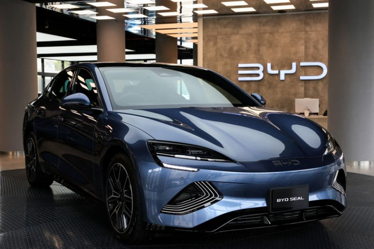 Un véhicule électrique BYD SEAL exposé au BYD Pakistan Metropole Experience Center, à Karachi