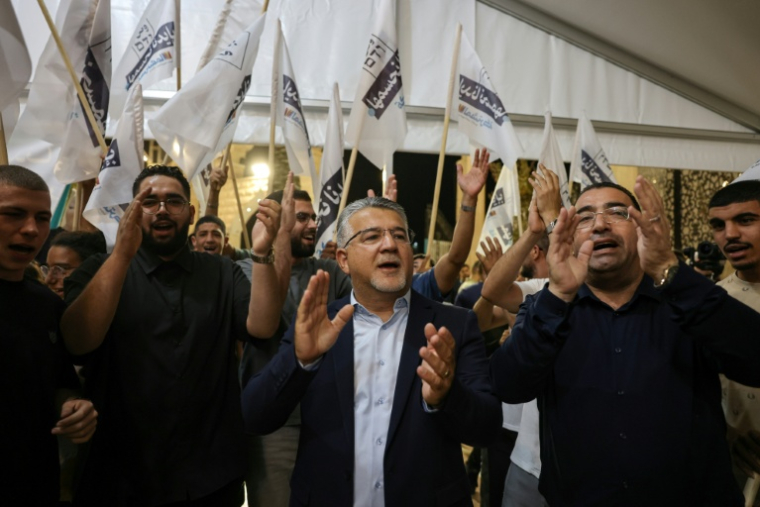Youssef Jabareen(C), qui dirige la Liste unifiée regroupant une coalition de trois partis aux sensibilités nationalistes et communiste, lors d'un meeting de campagne, le 23 octobre 2026 à Ara, dans le nord d'Israël  ( AFP / AHMAD GHARABLI )