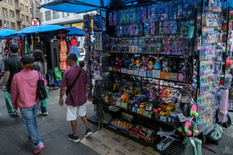 Une échoppe dans la rue commerçante 25 de Marco du centre-ville de Sao Paulo, au Brésil, le 16 juillet 2025 ( AFP / Nelson ALMEIDA )