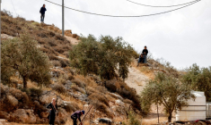 De jeunes colons israéliens surplombent des Palestiniens, en périphérie du village de d'Al-Mughayyir, en Cisjordanie, le 29 septembre 2026 ( AFP / Zain JAAFAR )