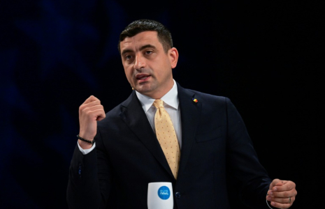 George Simion, candidat nationaliste à la présidentielle roumaine, lors d'un débat à Bucarest, le 8 mai 2025 ( AFP / Daniel MIHAILESCU )