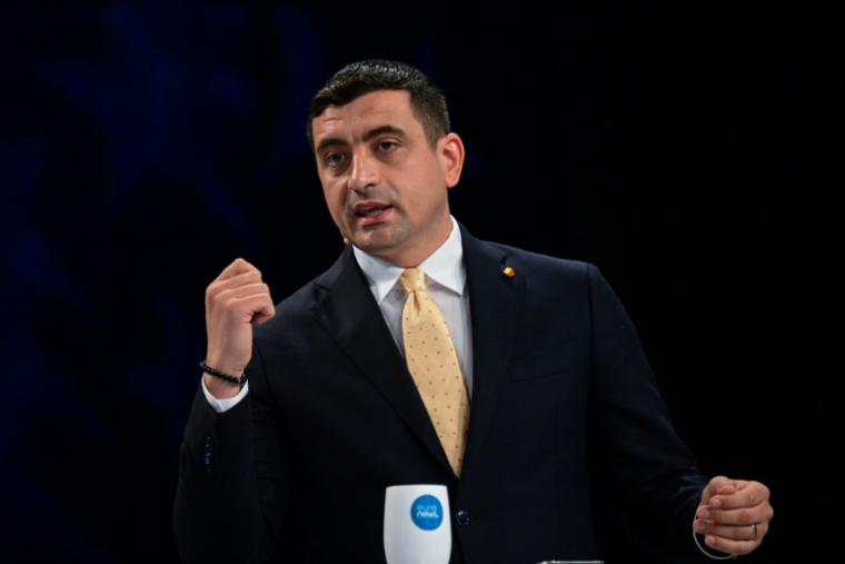 George Simion, candidat nationaliste à la présidentielle roumaine, lors d'un débat à Bucarest, le 8 mai 2025 ( AFP / Daniel MIHAILESCU )
