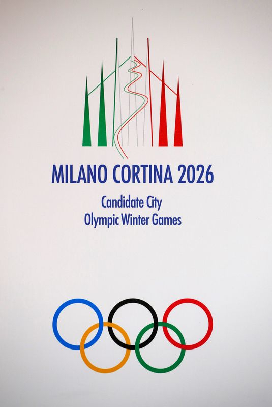 Le logo de la candidature de Milan-Cortina pour l'organisation des Jeux Olympiques d'hiver de 2026 est présenté lors d'une conférence de presse organisée par la commission d'évaluation du Comité international olympique à Milan
