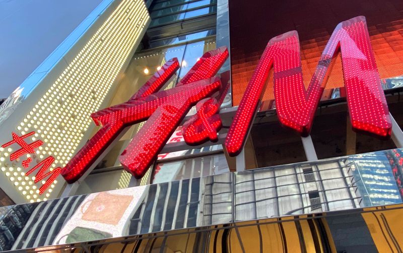 H&M ANTICIPE L'IMPACT DE LA PANDÉMIE SUR SES VENTES AU PREMIER TRIMESTRE APRÈS LA CHUTE DE SON BÉNÉFICE ANNUEL