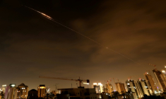 La défense aérienne en action au-dessus de la ville côtière de Netanya en Israël, après des tirs de missiles venus d'Iran, le 23 mars 2026 ( AFP / JACK GUEZ )