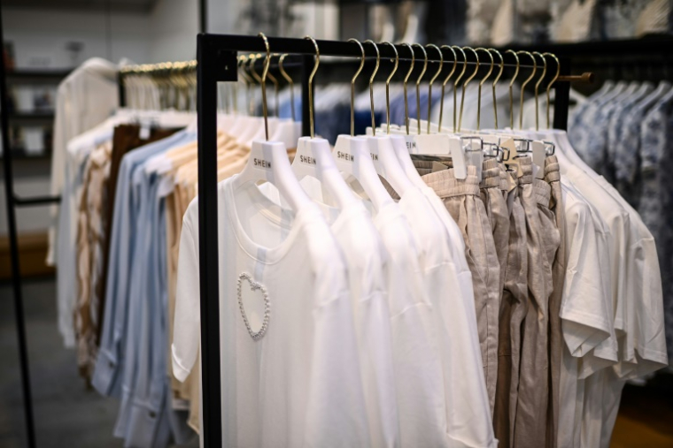 Des vêtements dans une boutique éphémère Shein, le 4 mai 2023 à Paris ( AFP / Christophe ARCHAMBAULT )