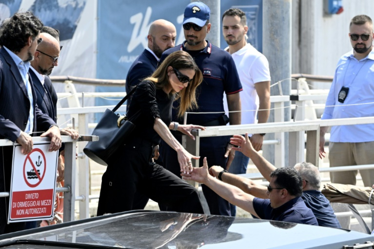 la reine Rania de Jordanie monte dans un bateau-taxi après son arrivée à l'aéroport de Venise Marco Polo, le 26 juin 2025 ( AFP / ANDREA PATTARO )