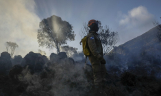 Un pompier à Itatiaia, au Brésil le 15 juin 2024 ( AFP / Ernesto CARRICO )