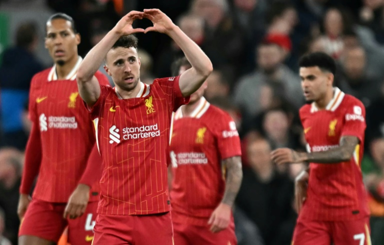 L'attaquant portugais de Liverpool Diogo Jota (premier plan) célèbre son but contre Everton en Premier League, à Anfield, le 2 avril 2025 ( AFP / Paul ELLIS )