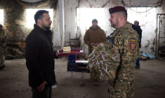 Le président ukrainien Volodymyr Zelenskiy récompense un soldat ukrainien alors qu'il visite une position près de la ligne de front près de Koupiansk