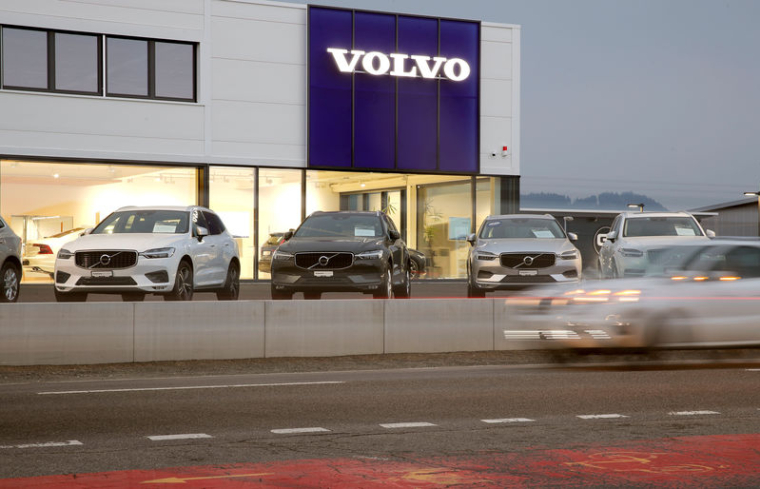 LA GUERRE COMMERCIALE CONDUIT VOLVO CARS À RÉDUIRE SES COÛTS