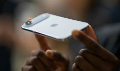 Le nouvel iPhone Air d'Apple présenté lors de l'événement "Awe-Dropping" au Steve Jobs Theater ,sur le campus d'Apple Park à Cupertino, en Californie, le 9 septembre 2025 ( AFP / Nic Coury )