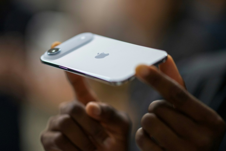 Le nouvel iPhone Air d'Apple présenté lors de l'événement "Awe-Dropping" au Steve Jobs Theater ,sur le campus d'Apple Park à Cupertino, en Californie, le 9 septembre 2025 ( AFP / Nic Coury )
