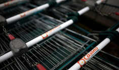 Le logo du détaillant français Casino sur un chariot à l'extérieur d'un supermarché Casino à Nantes