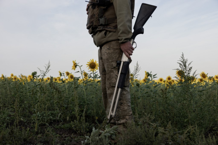 Un militaire ukrainien dans la région de Donetsk, en Ukraine, le 9 septembre 2025. ( AFP / TETIANA DZHAFAROVA )