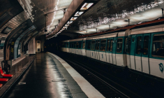 Les prix seraient ainsi revus chaque 1er janvier pour les bus, métros, tramways et trains régionaux. (dnovac / Pixabay)