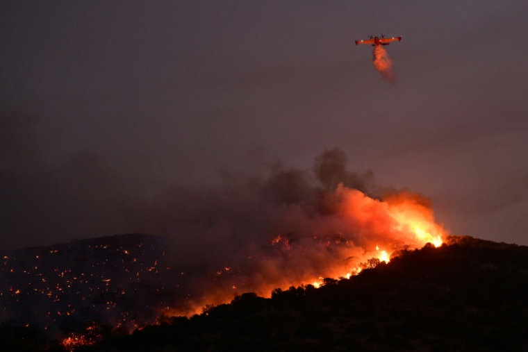 Lors d'un incendie près de Palaia Fokaia au sud d'Athènes en Grèce, le 8 août 2025. ( AFP / Aris MESSINIS )