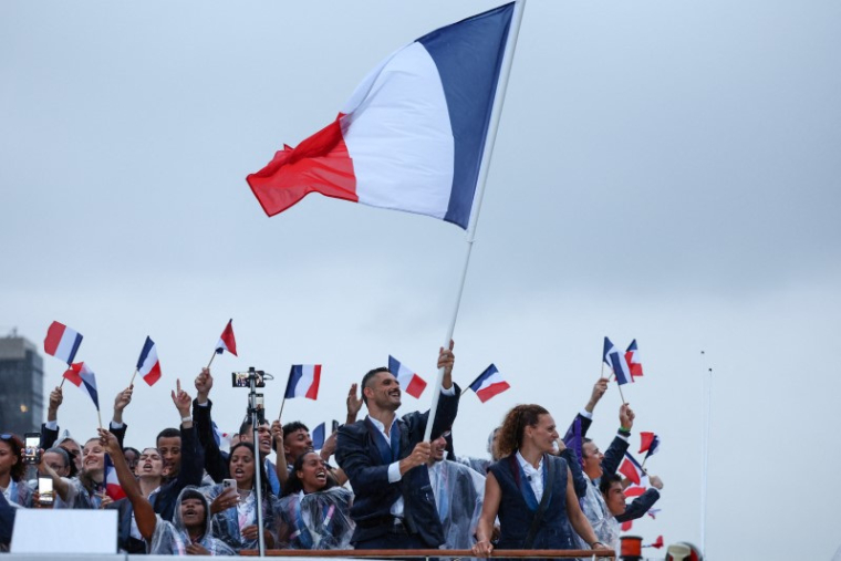 La délégation française sur la Seine lors de la cérémonie d'ouverture des JO de Paris 2024