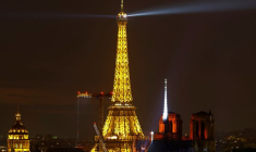 Vue prise depuis le toit de l'Hôtel Paradiso montre la Tour Eiffel, le Dôme des Invalides et la Cathédrale Notre-Dame de Paris