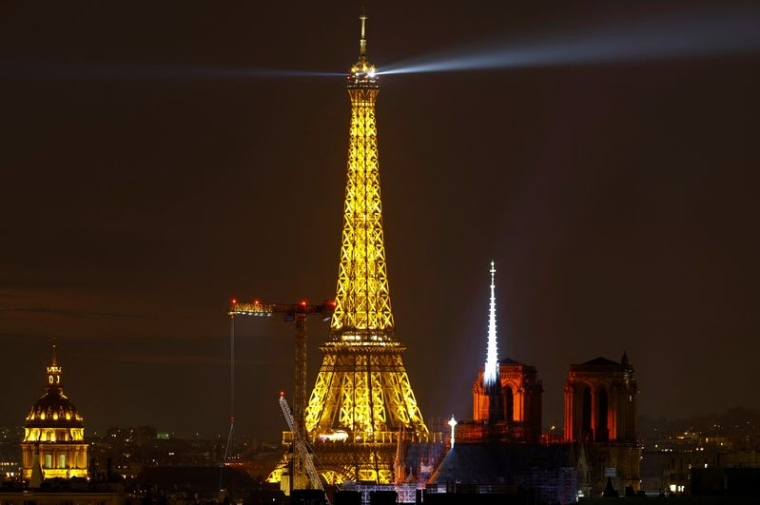Vue prise depuis le toit de l'Hôtel Paradiso montre la Tour Eiffel, le Dôme des Invalides et la Cathédrale Notre-Dame de Paris