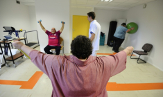 Un physiothérapeute aide des patients obèses avec des exercices au CHU d'Angers, le 23 octobre 2013 ( AFP / JEAN-SEBASTIEN EVRARD )