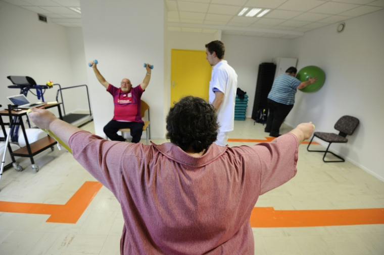Un physiothérapeute aide des patients obèses avec des exercices au CHU d'Angers, le 23 octobre 2013 ( AFP / JEAN-SEBASTIEN EVRARD )