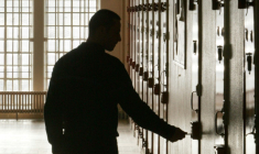 Un gardien de prison ouvre la porte d'une cellule, le 31 janvier 2006 à la centrale de Clairvaux dans l'Aude ( AFP / JACK GUEZ )