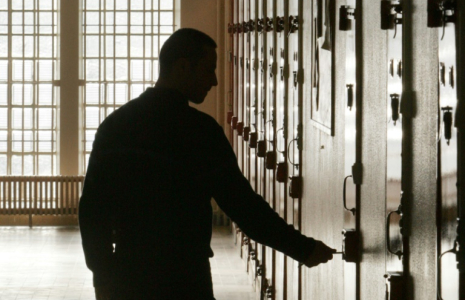 Un gardien de prison ouvre la porte d'une cellule, le 31 janvier 2006 à la centrale de Clairvaux dans l'Aude ( AFP / JACK GUEZ )
